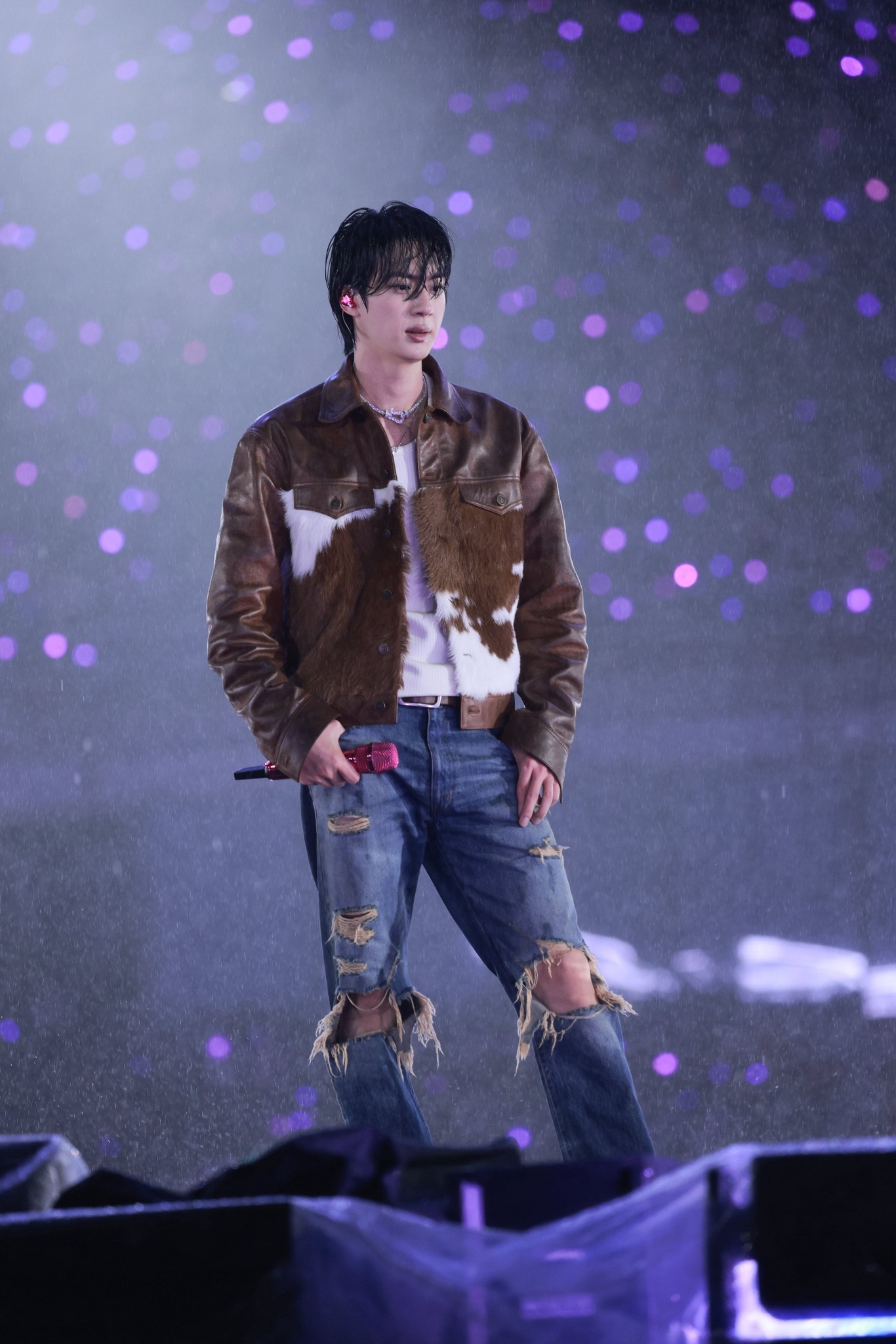 Concert 360 độ đầu tiên của BTS: 150 phút dầm mưa, 23 bài hát và 41 nghìn người xem, có gì khác với show miễn phí ở Gwanghwamun?