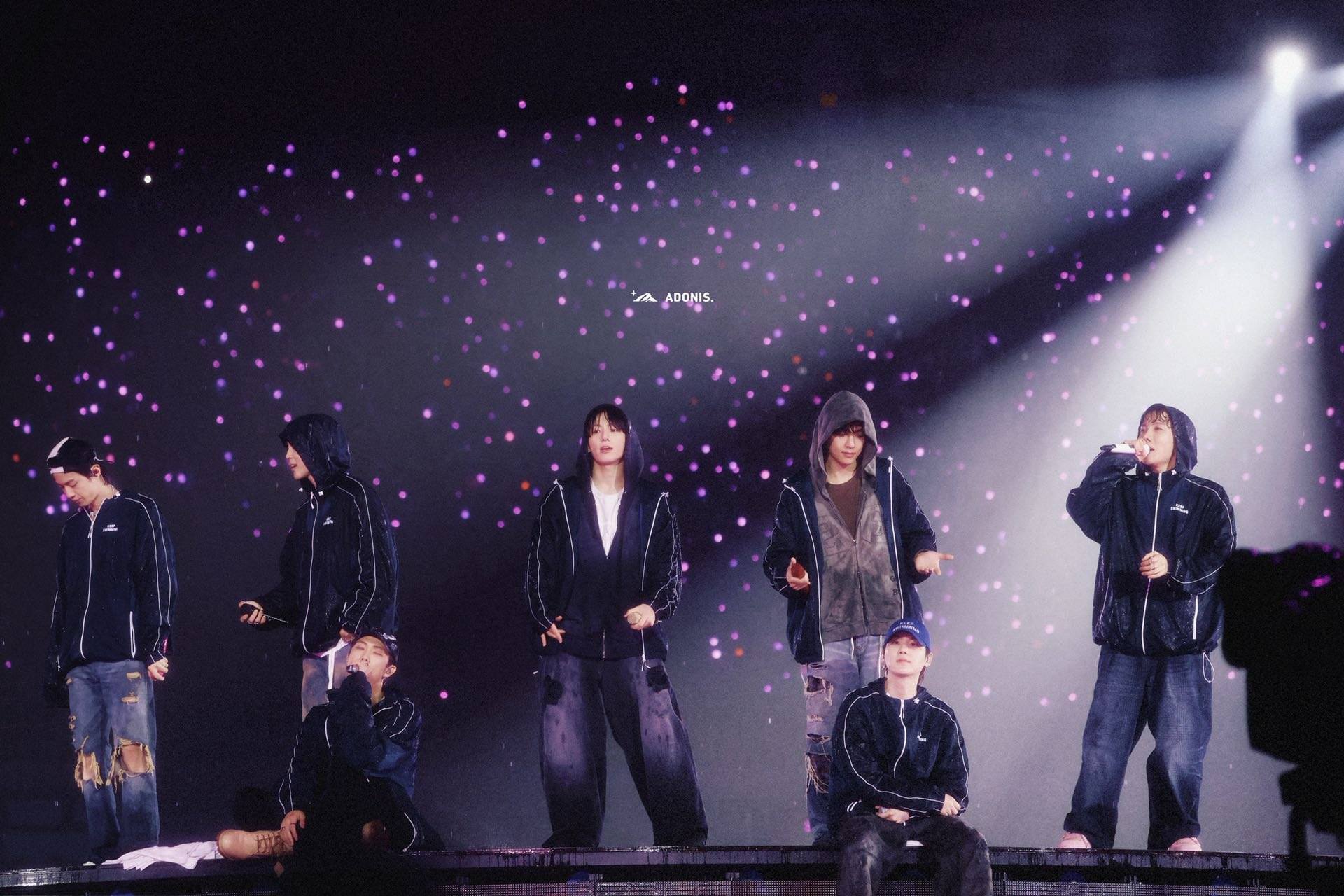 Lớp khói dày đặc cộng với mưa lớn cũng khiến hình ảnh các thành viên bị che khuất khá nhiều cả ở địa điểm biểu diễn lẫn trên sóng trực tiếp