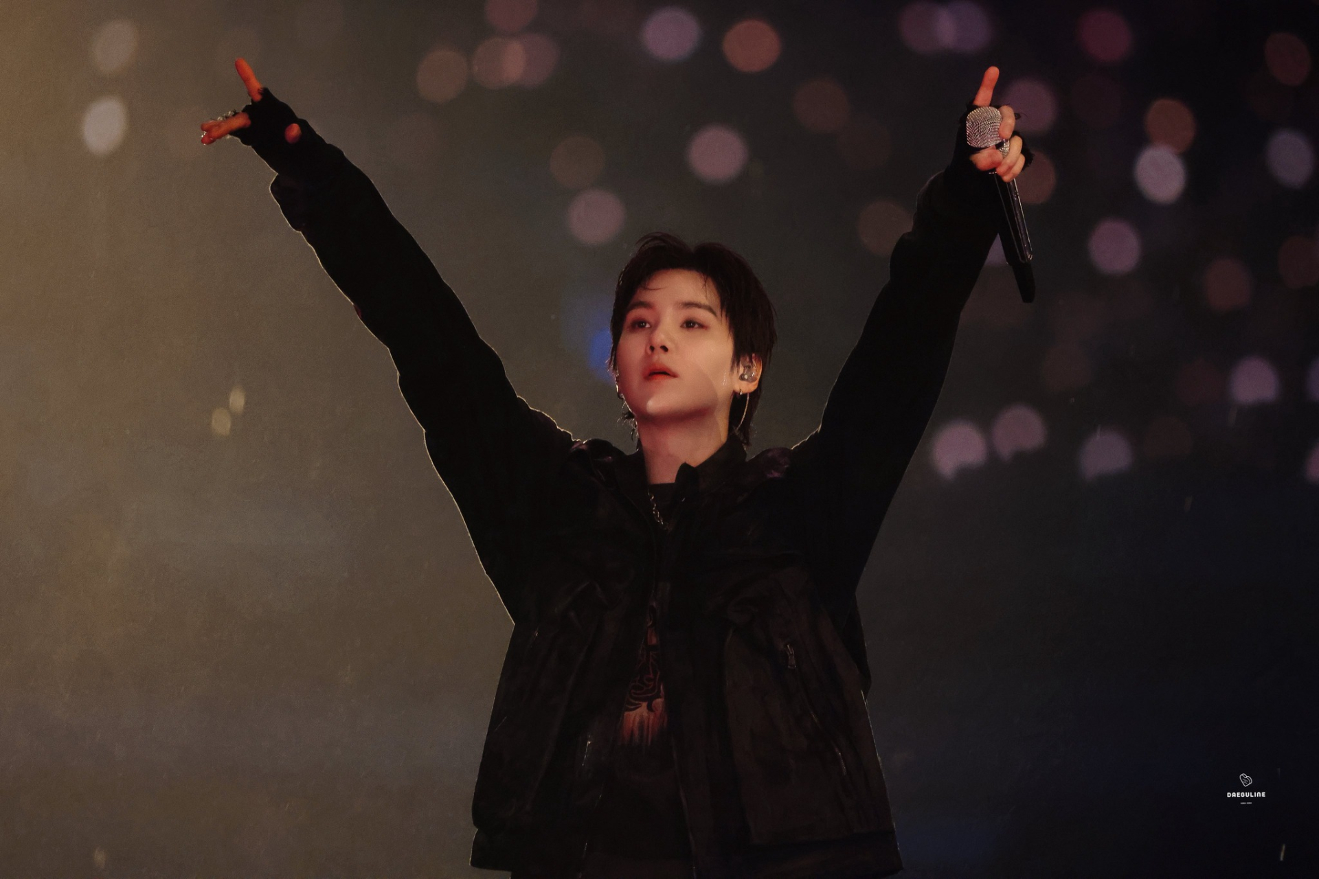 Concert 360 độ đầu tiên của BTS: 150 phút dầm mưa, 23 bài hát và 41 nghìn người xem, có gì khác với show miễn phí ở Gwanghwamun?