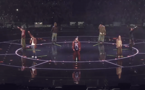  BTS diễn trên bục sân khấu hình tròn