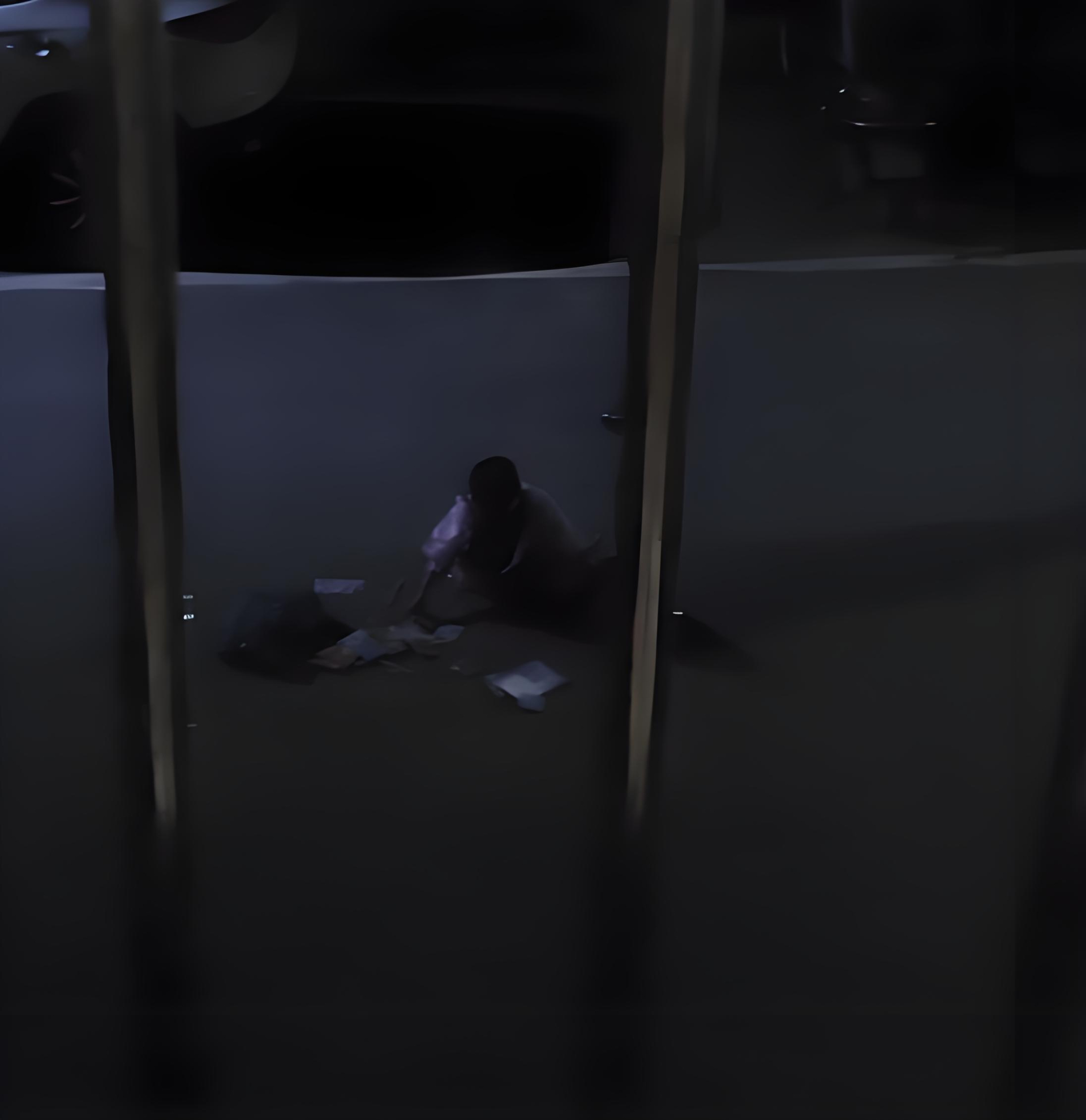 Cô bé ngồi thụp giữa đường vừa khóc vừa nhặt sách vở, dụng cụ học tập rơi vãi khắp nơi