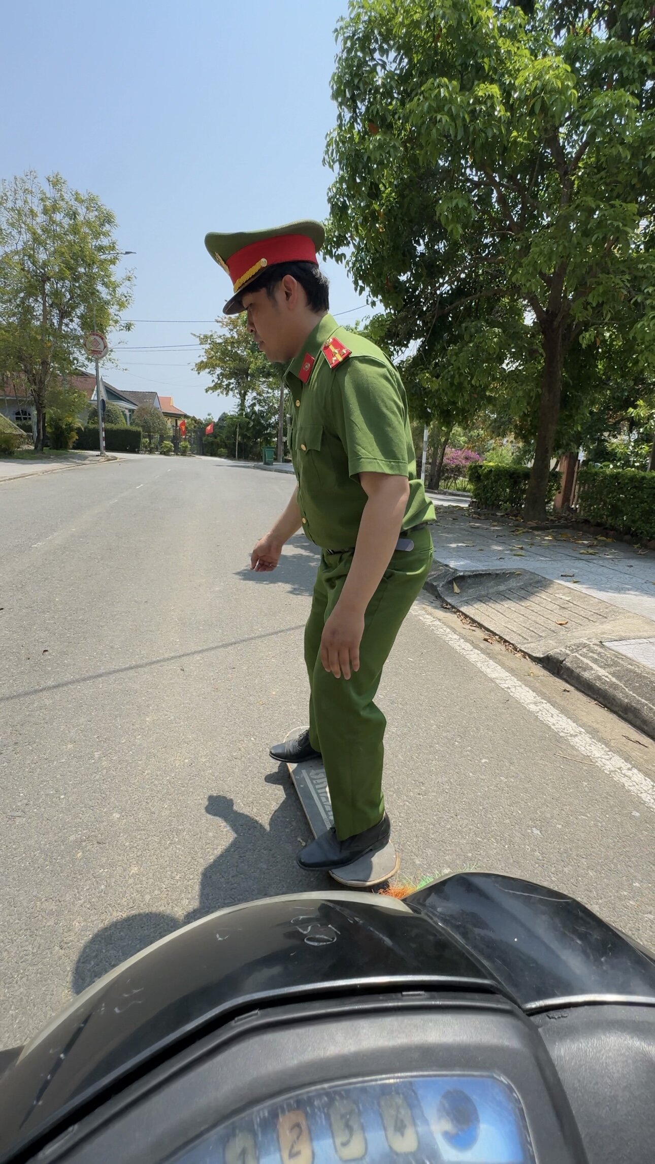 Hậu trường của một trong những cảnh quay mà Thượng uý Đức Huỳnh cho là khá khó vì phải di chuyển trên ván trượt và vẫn tập trung nội dung kịch bản