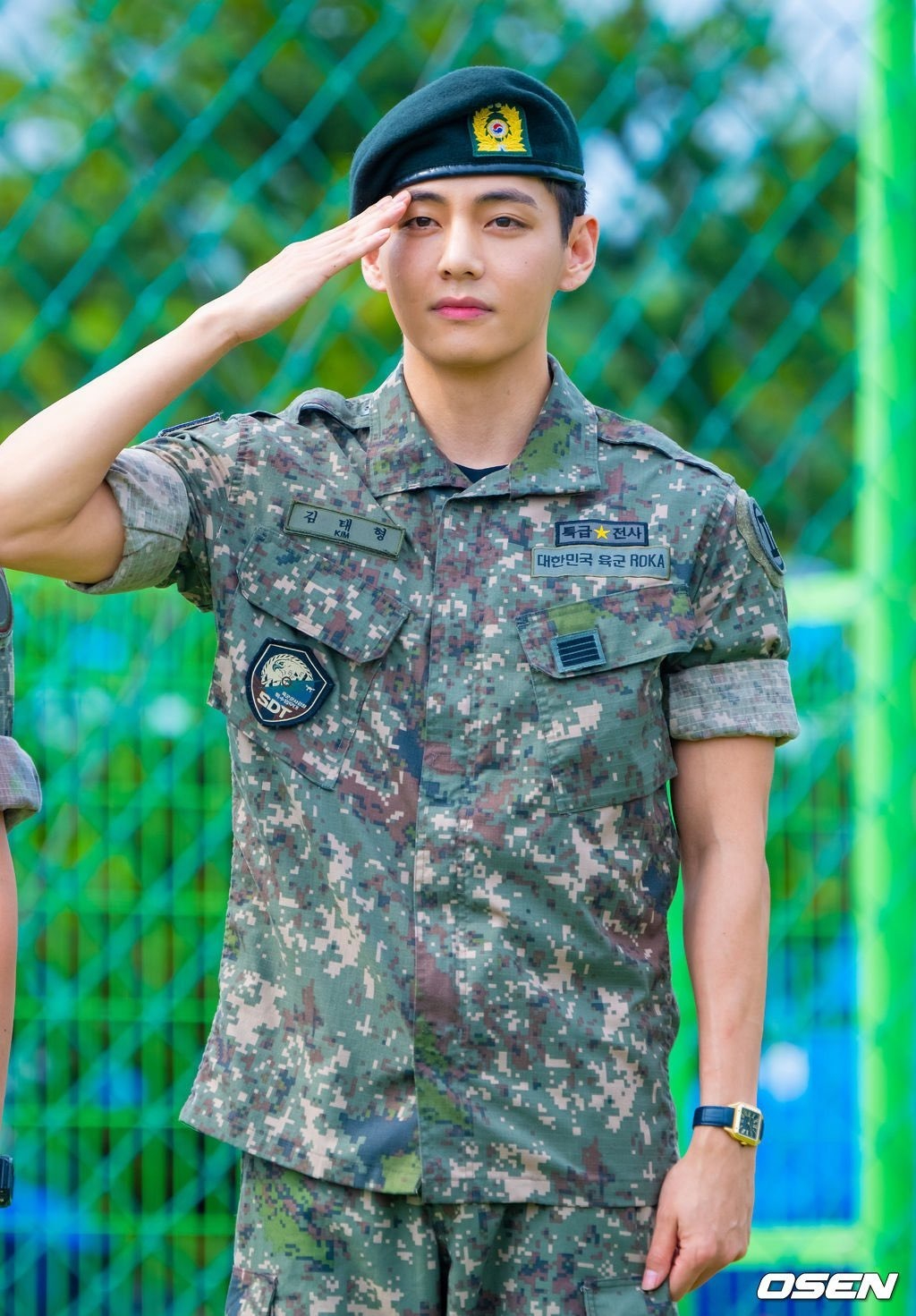 Mỹ nhân IVE tiết lộ cô thích những người đàn ông có thân hình rắn chắc, cường tráng. Trùng hợp là hậu xuất ngũ, V bỗng thay đổi diện mạo, trở nên rắn rỏi, nam tính hơn. Ảnh: Nate