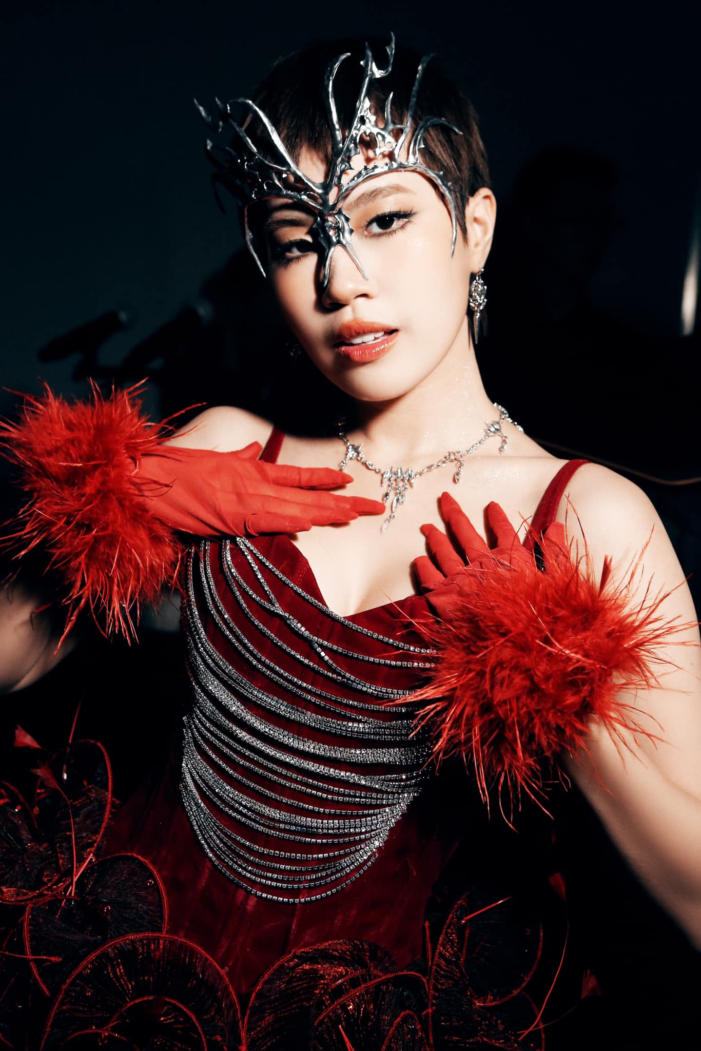 Cuối năm 2021, 2 Phút Hơn chính thức trở thành bài hát Việt đầu tiên chạm mốc 50 triệu lượt stream trên Spotify