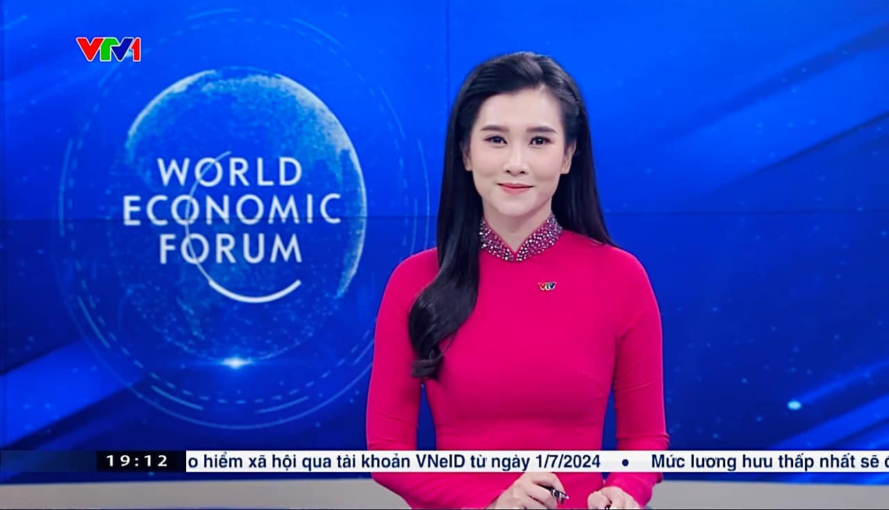 BTV Khánh Trang lúc lên sóng Thời sự