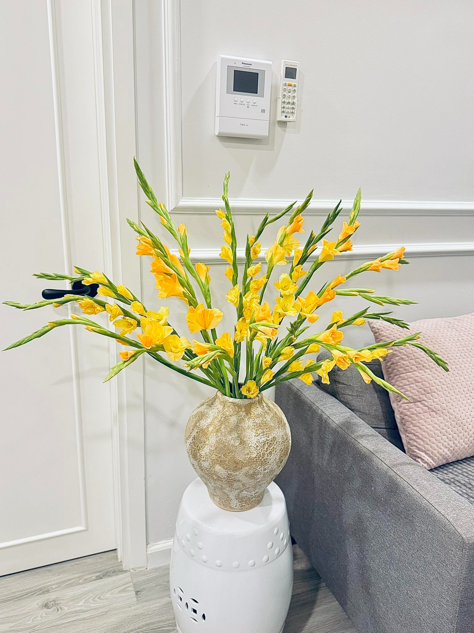 Bên trong căn chung cư của nữ BTV Thời sự không dùng tên thật khi lên sóng, giấu kín chồng