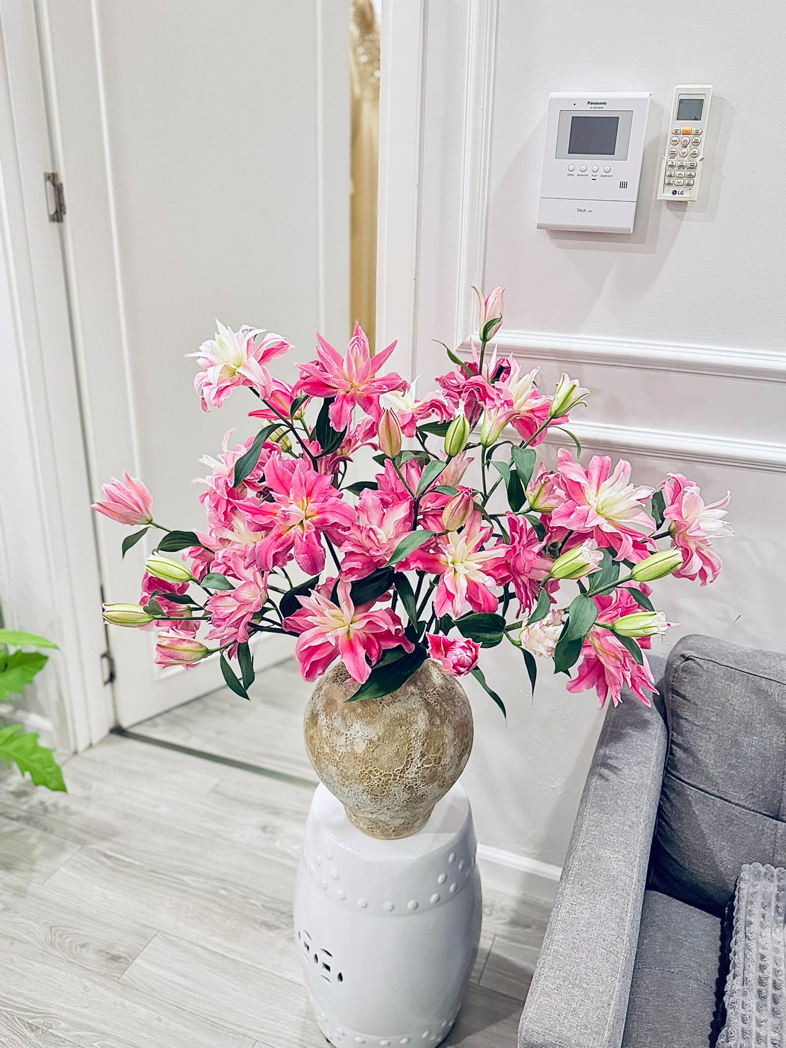 Bên trong căn chung cư của nữ BTV Thời sự không dùng tên thật khi lên sóng, giấu kín chồng