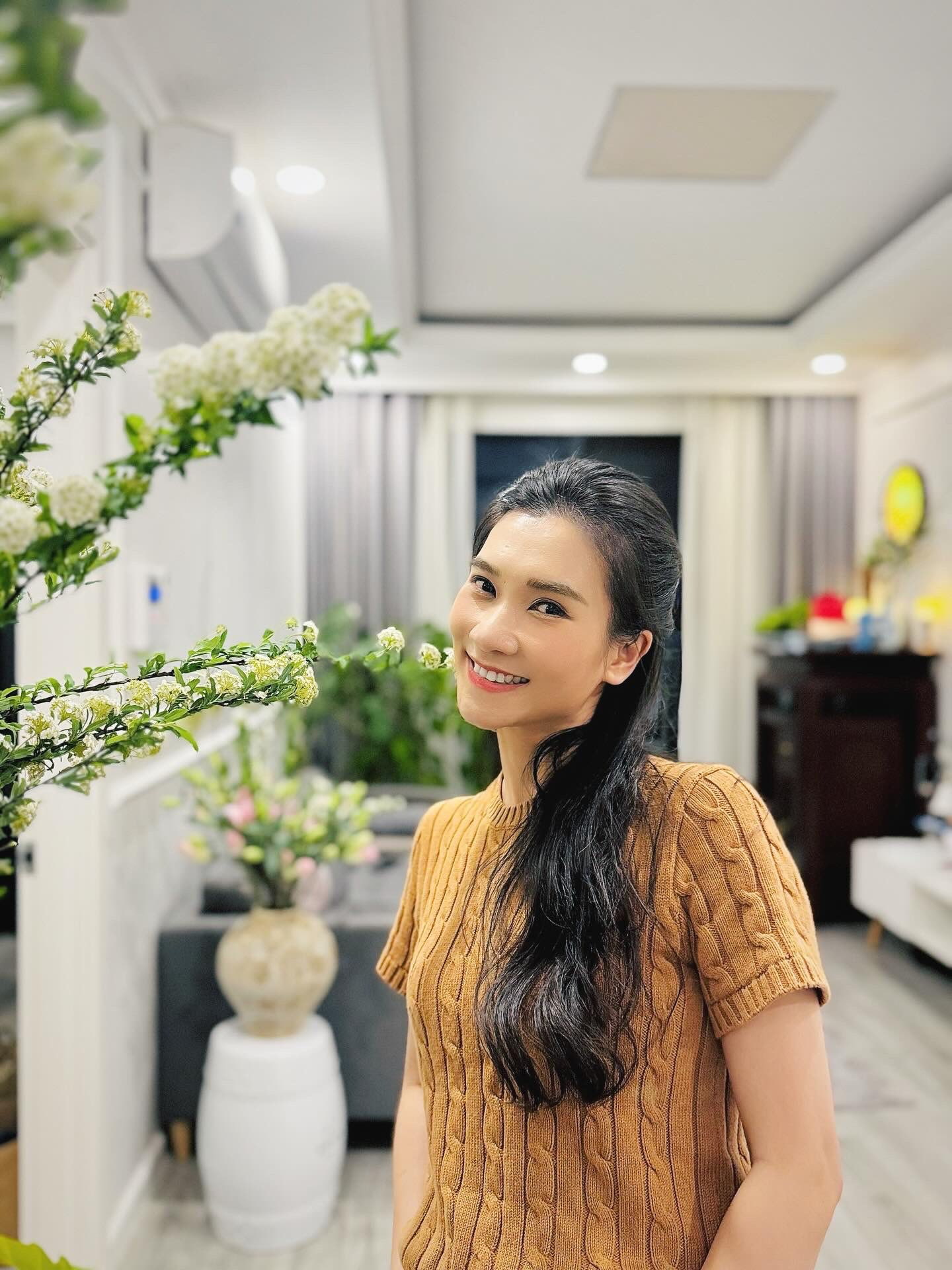 Nhờ có hoa tươi mà căn hộ luôn nhiều sức sống