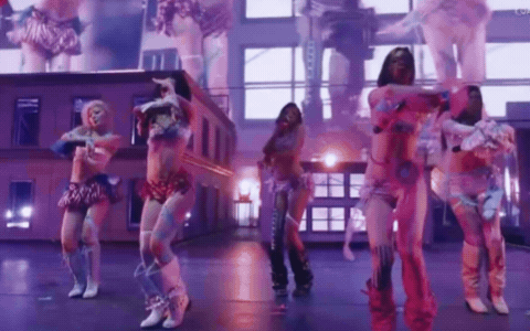 Sân khấu đầu tư vũ đạo nhưng giọng hát là điểm yếu 