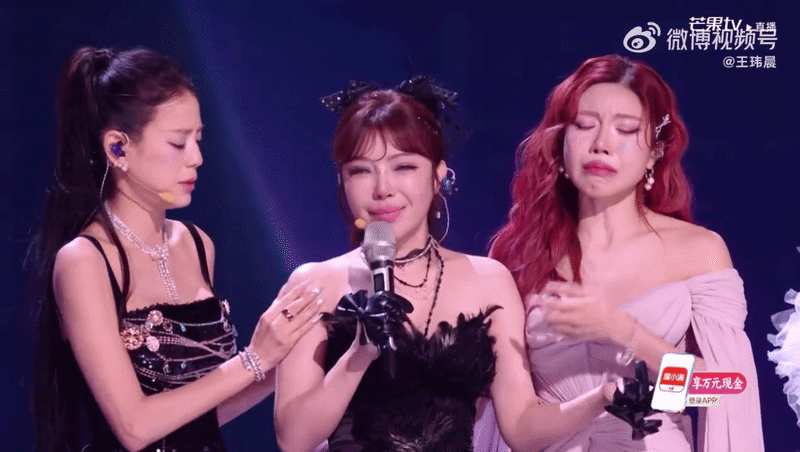 Trang Pháp ôm an ủi, động viên đồng đội sẽ dừng chân tại đêm thi tối nay. Ảnh: Weibo.