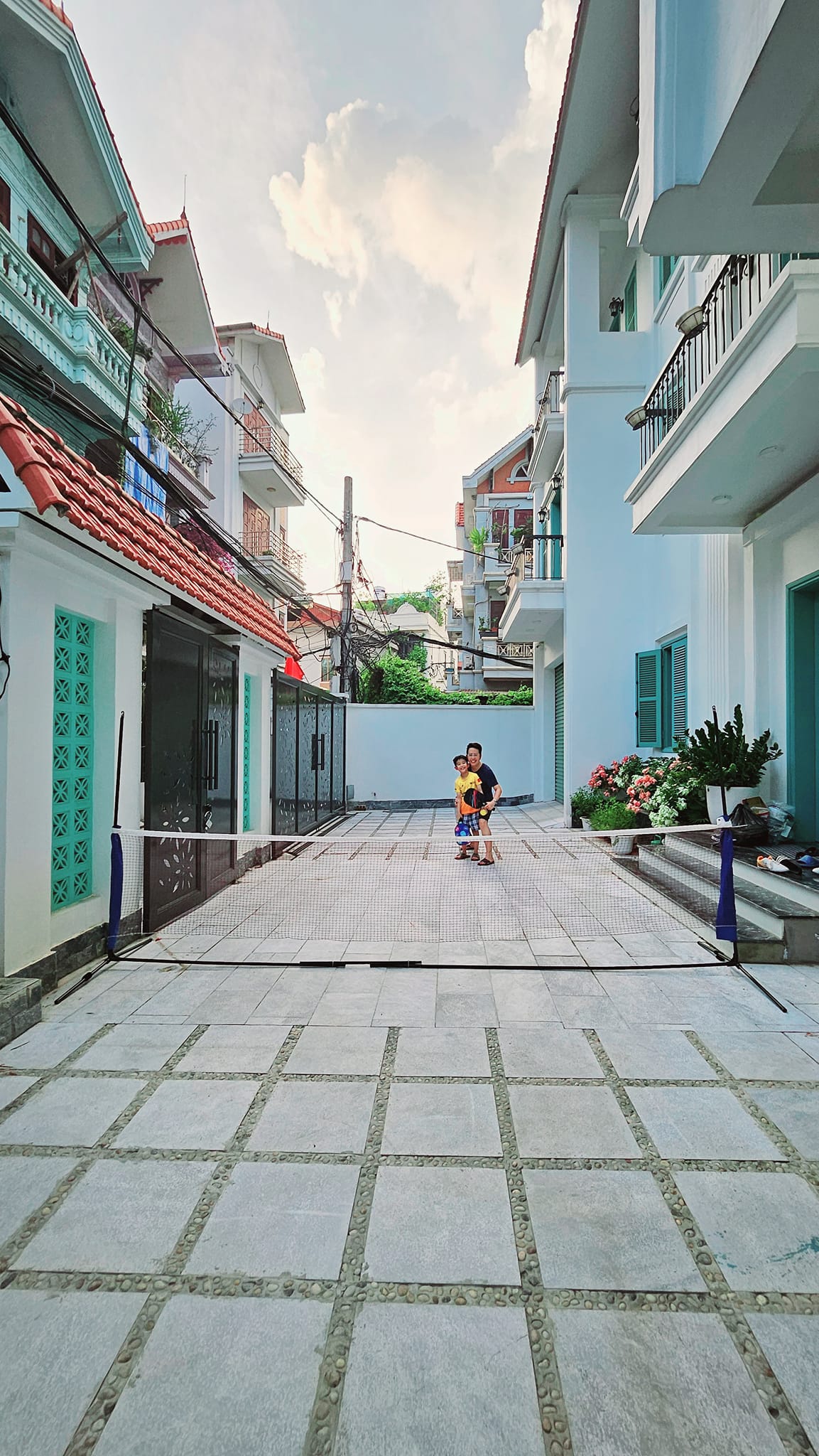 Phía bên trong có một khoảng sân vườn rộng rãi, thoáng mát