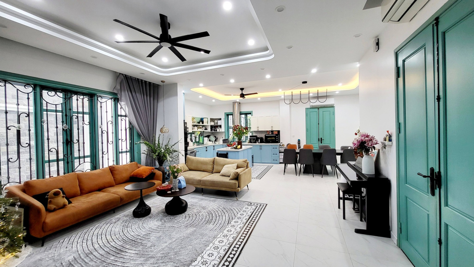 Việt Khuê - con trai nhà Toán học nổi tiếng Việt Nam: Cưới cô đồng nghiệp ở VTV, sống trong căn biệt thự bề thế