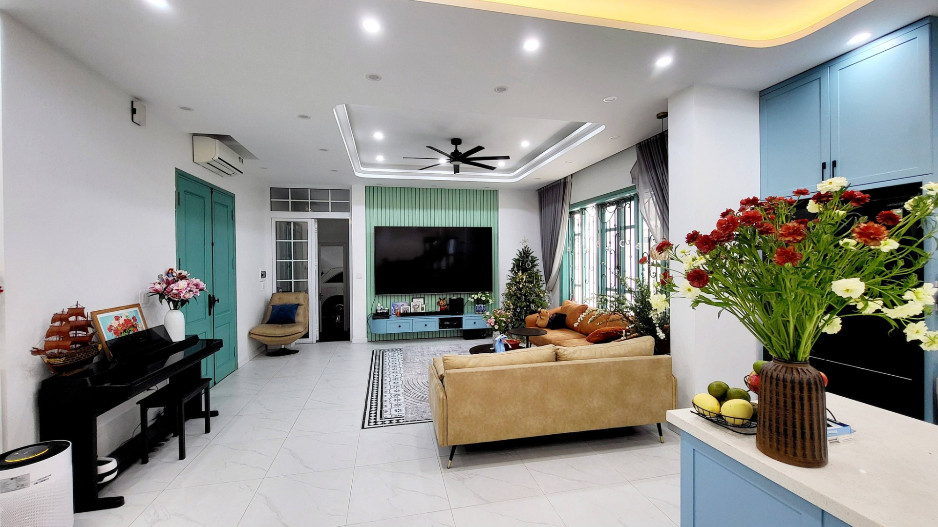 Không gian bên trong được bày trí gọn gàng, decor theo mùa