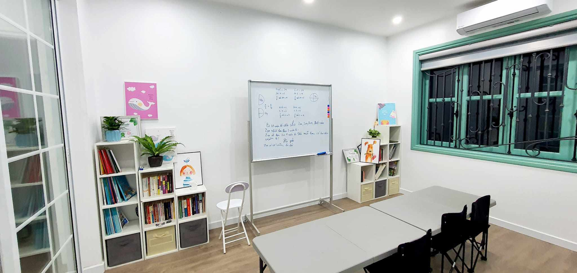 Một căn phòng riêng dành cho việc dạy học Toán của BTV Việt Khuê