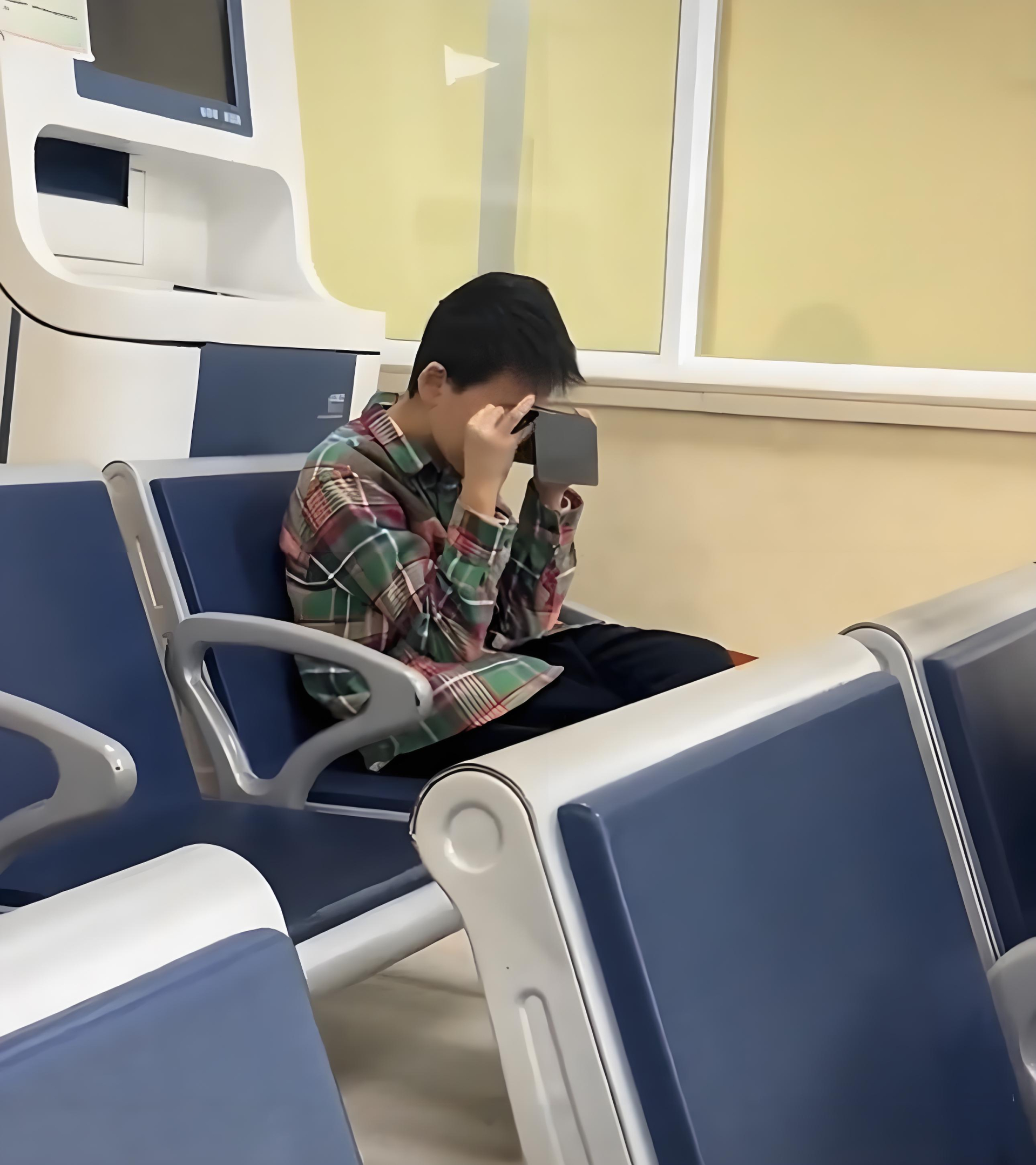 Cậu bé cắm mặt vào chiếc điện thoại xoay ngang