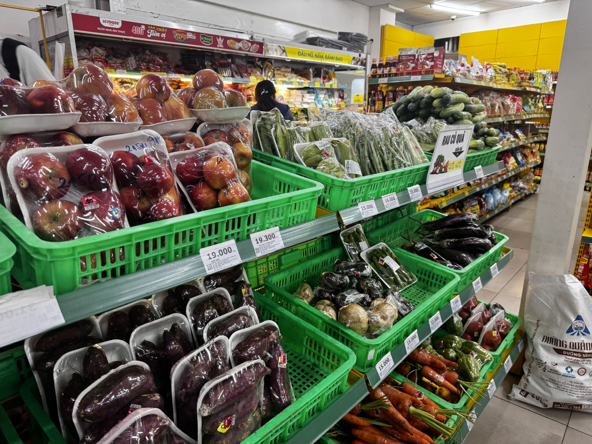 Hoàng Linh cho hay rút ra kinh nghiệm là đi chợ, siêu thị vào buổi tối thì sẽ có nhiều mặt hàng giảm giá, nhờ đó tiết kiệm chi phí hơn. Ảnh: NVCC.