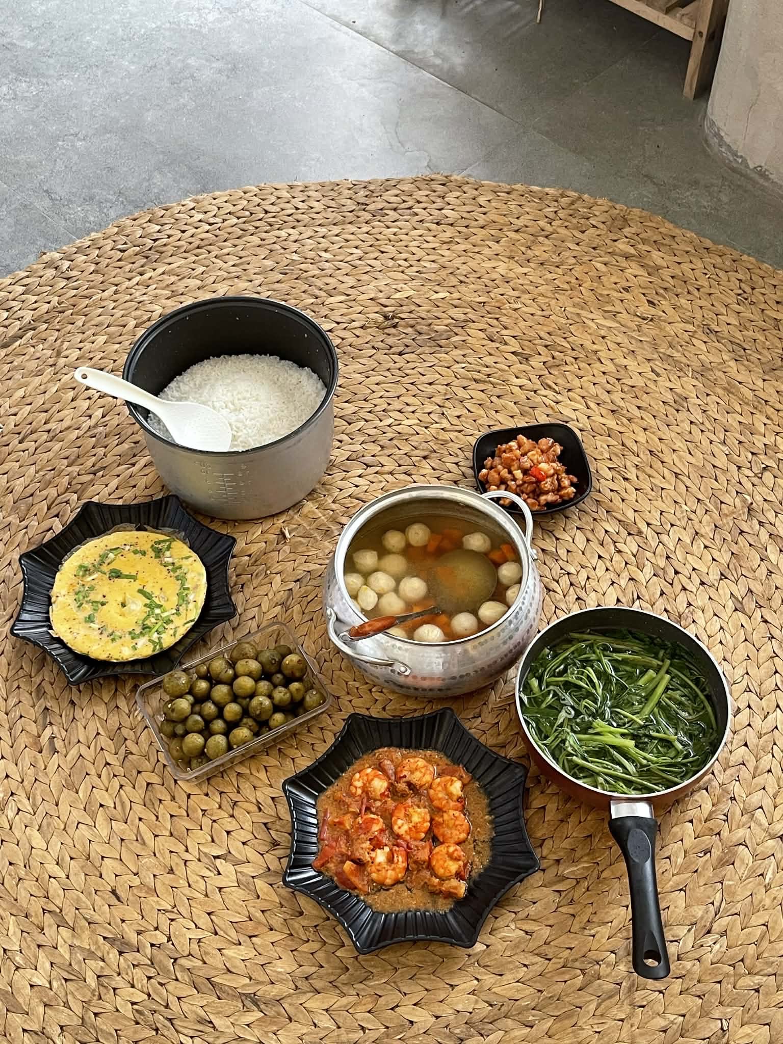 Gia đình trẻ này cắt luôn các bữa ăn ngoài, nấu cơm ăn ở nhà là chủ yếu. Ảnh: NVCC.