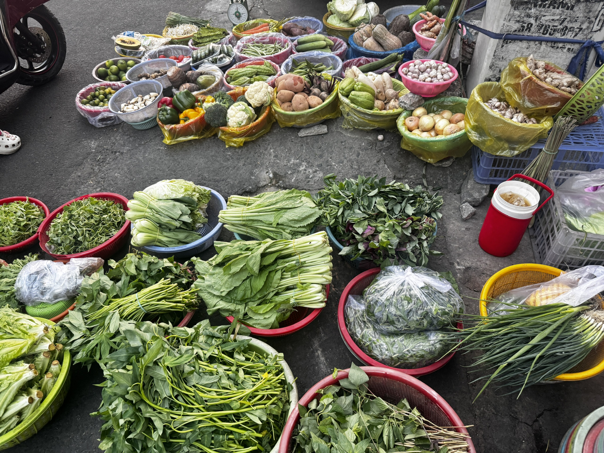 Tự nấu ăn để tiền uống trà sữa, ngại đi đám cưới: Người trẻ ở TP.HCM và Hà Nội xoay sở khi phí sinh hoạt cao