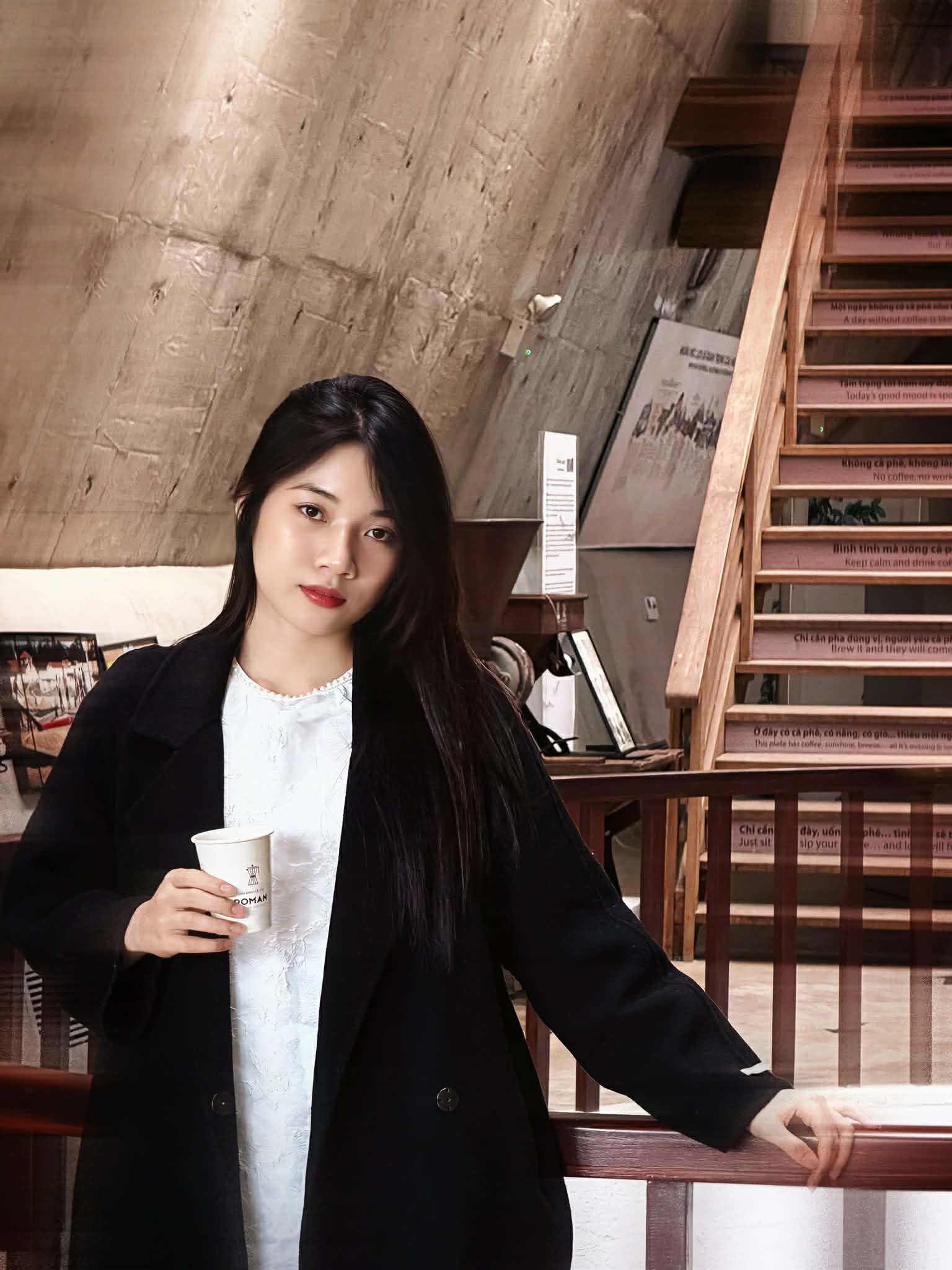 Yến Nhi cho biết vì công việc bận rộn nên ăn ngoài là chủ yếu. Bởi thế, cô siết chi tiêu bằng cách hạn chế trà sữa, mua sắm đồ theo trend. Ảnh: NVCC.