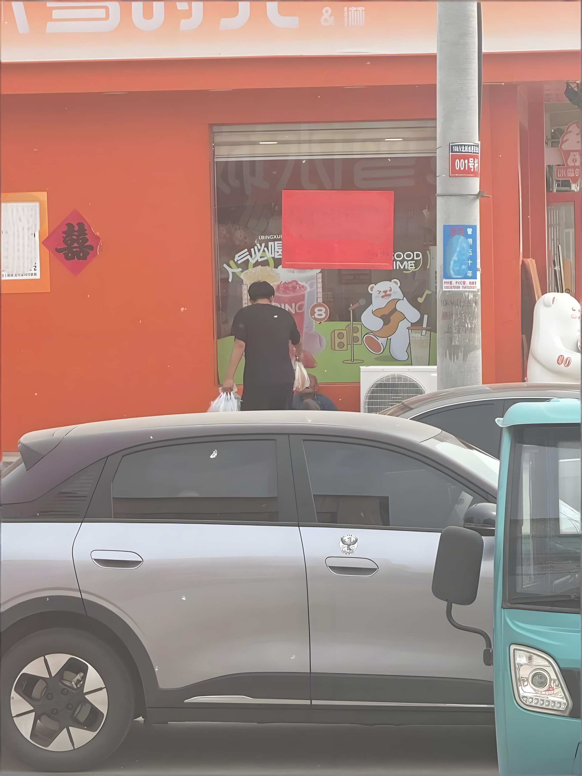 Hình ảnh nam sinh họ Lưu mang đồ ăn cho cụ già được ghi lại