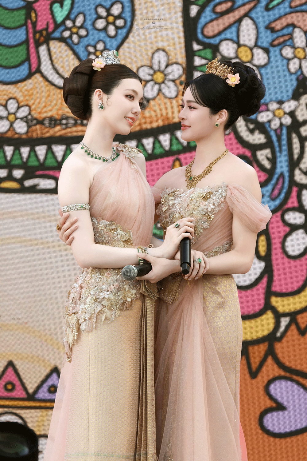 Suốt buổi lễ, LingOrm luôn dành cho nhau những ánh mắt trìu mến, thỉnh thoảng lại khéo léo chỉnh lại tà áo hay phụ kiện cho bạn diễn. Ảnh: X