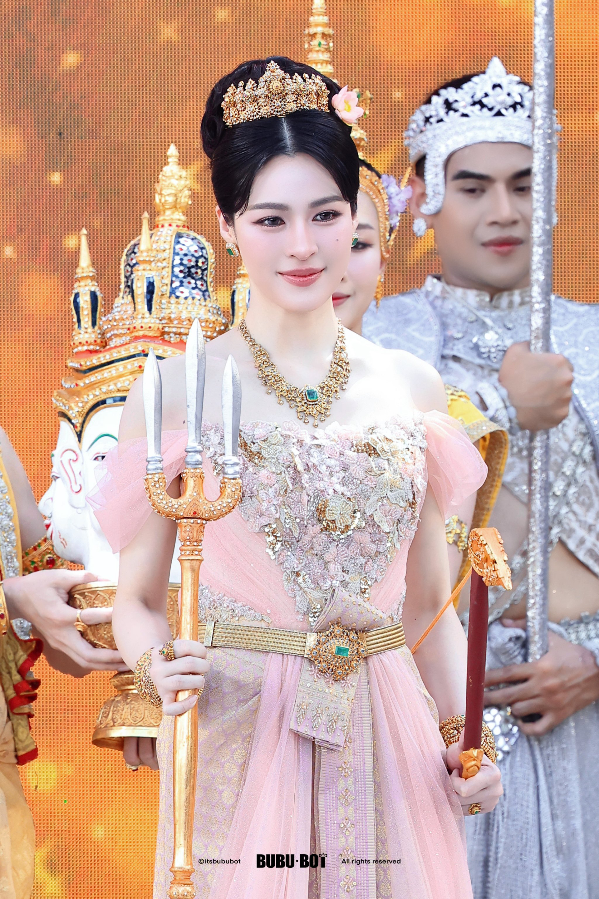 Không ai có thể rời mắt khỏi Lingling Kwong. Ảnh: X