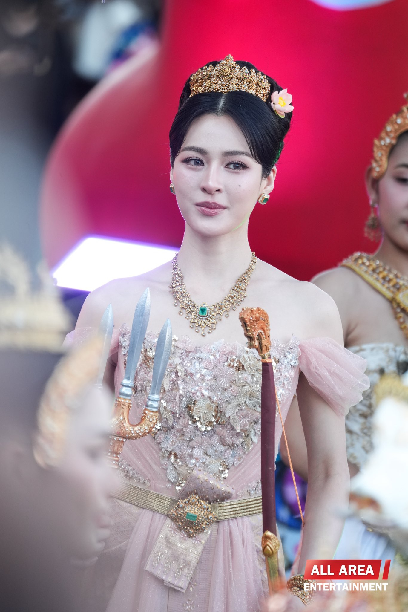 Gương mặt thanh tú với sống mũi cao và đôi mắt sâu thẳm của cô càng trở nên sắc sảo hơn dưới lớp trang điểm tông đất sang trọng. Ảnh: X