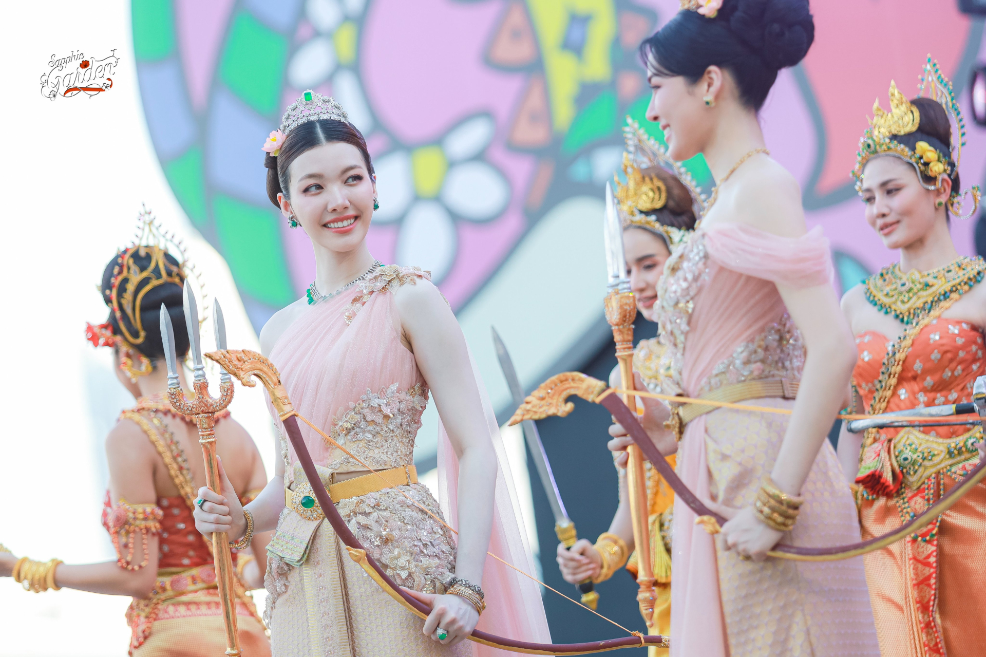 Toàn bộ trang sức hai người diện có giá trị vượt quá 20 triệu baht (16,4 tỷ đồng). Ảnh: X