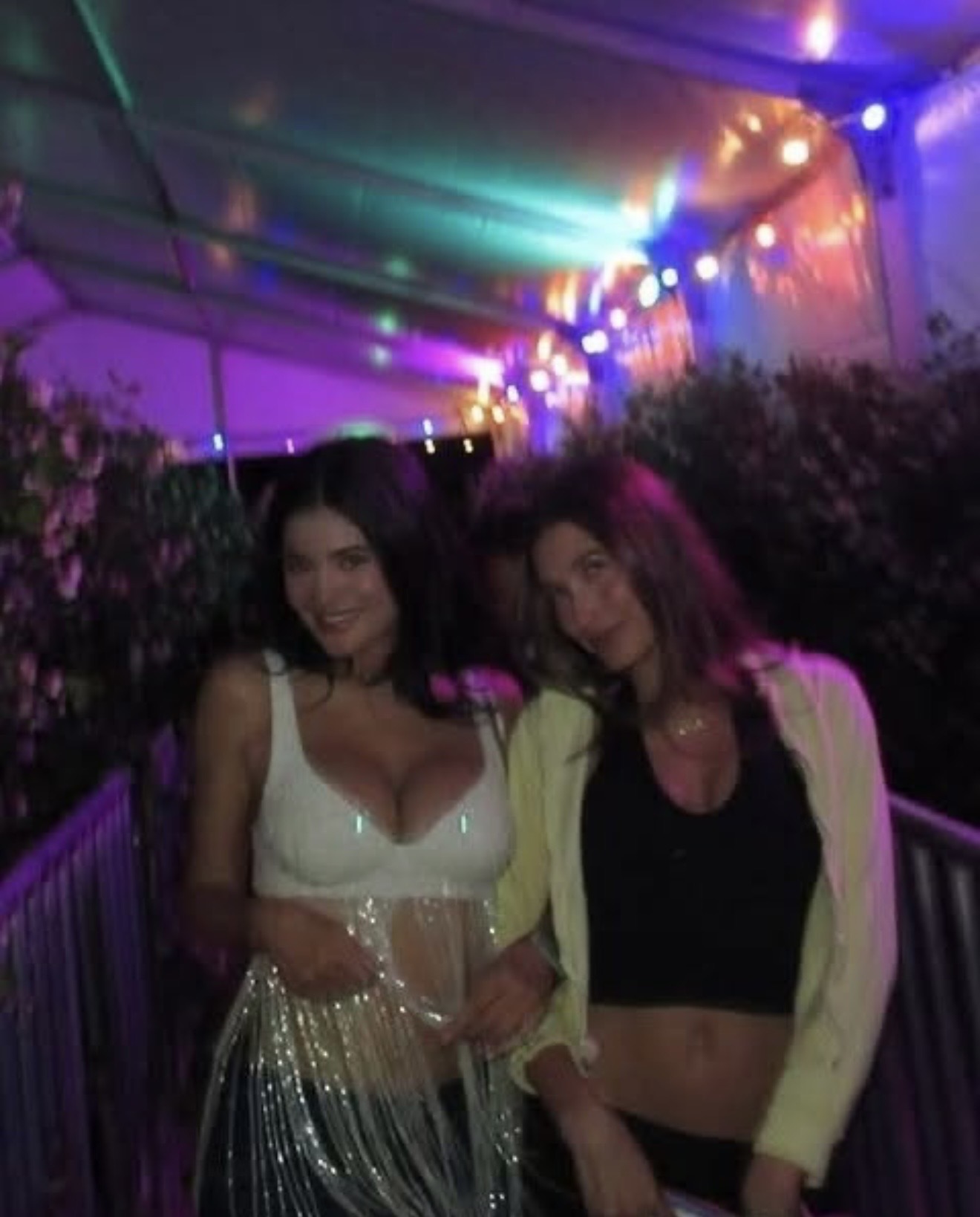 Kylie Jenner có lẽ là người biến hoá đa dạng nhất Coachella khi liên tục thay tới 3 bộ đồ.