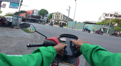 Sau khi xem quãng đường không quá xa, Anh Tuấn quyết định chở miễn phí, không lấy tiền