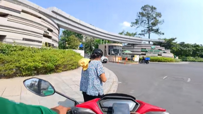 Nam tài xế bày tỏ nhìn vẻ ngoài của cô khắc khổ, lại đi khám 1 mình nên rất bất ngờ khi cô hóm hỉnh nói: