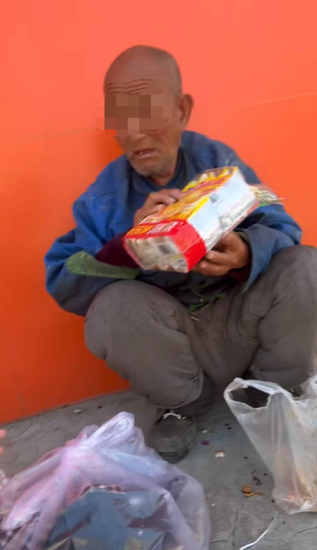 Cụ già được cả khu phố đùm bọc, giúp đỡ