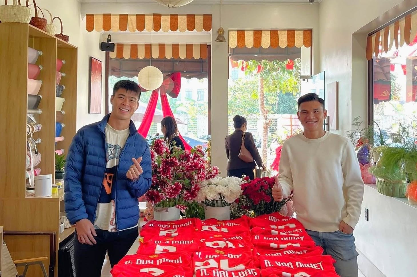 Cuối năm 2025, Xuân Mạnh khai trương quán cafe kết hợp hoa tươi ở quê nhà Nghệ An