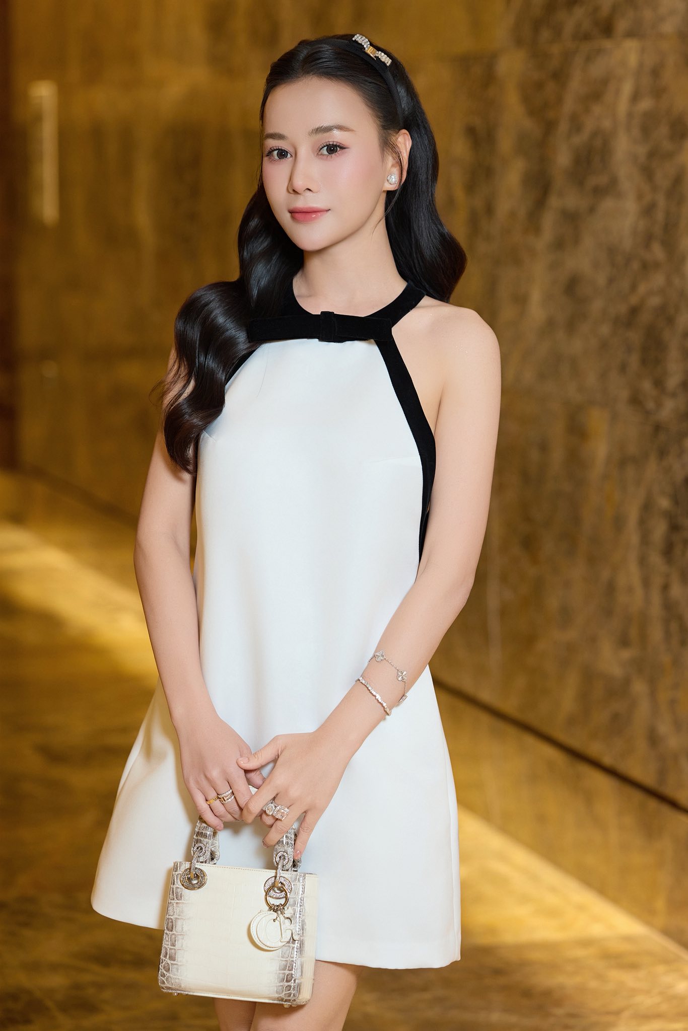 Phương Oanh từng vướng nhiều tranh cãi khi công khai yêu Shark Bình 