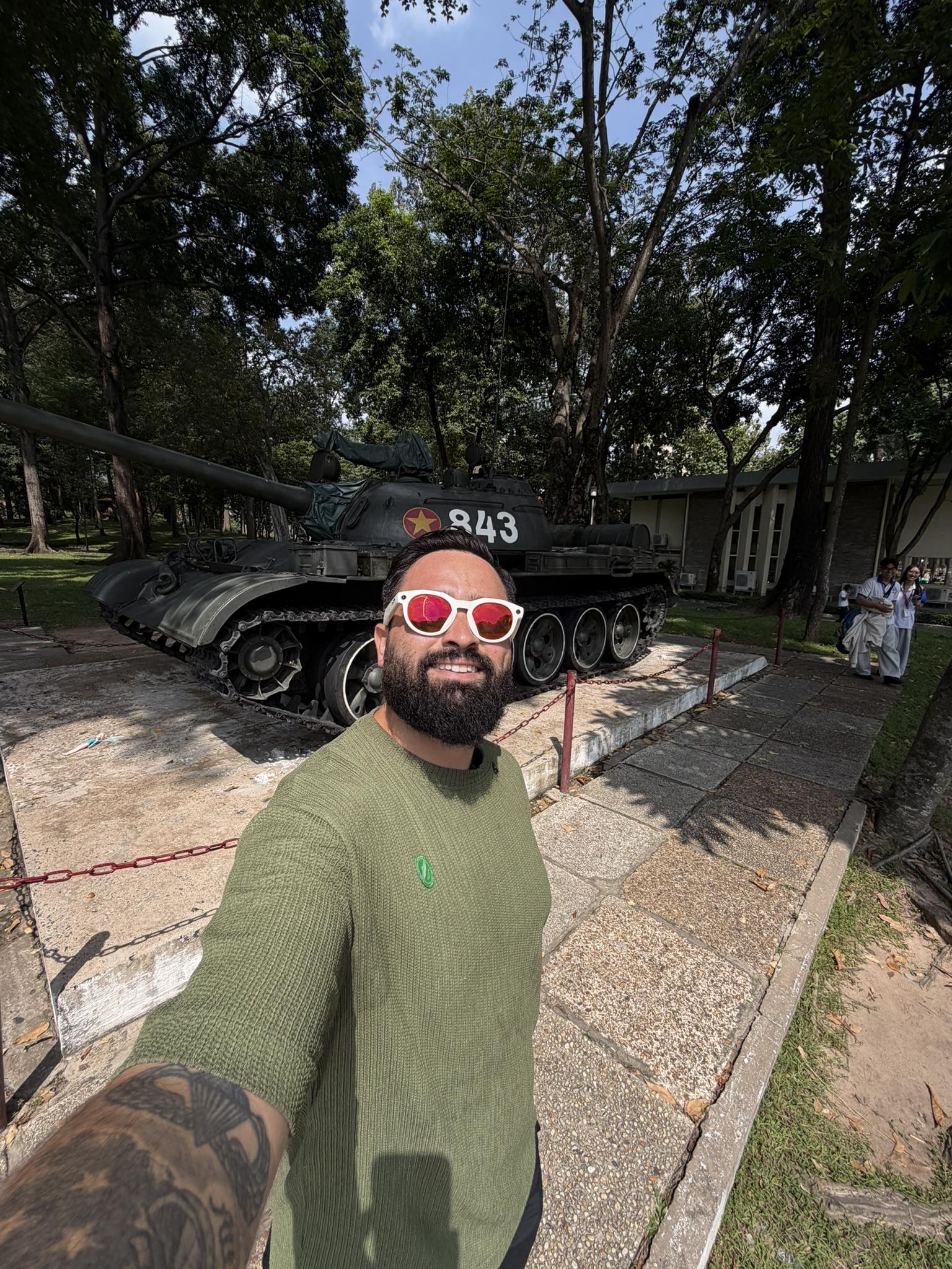 Khách Tây đánh rơi món đồ 500 ngàn giữa đường đứng hình trước cách xử lý của chú bảo vệ Việt Nam