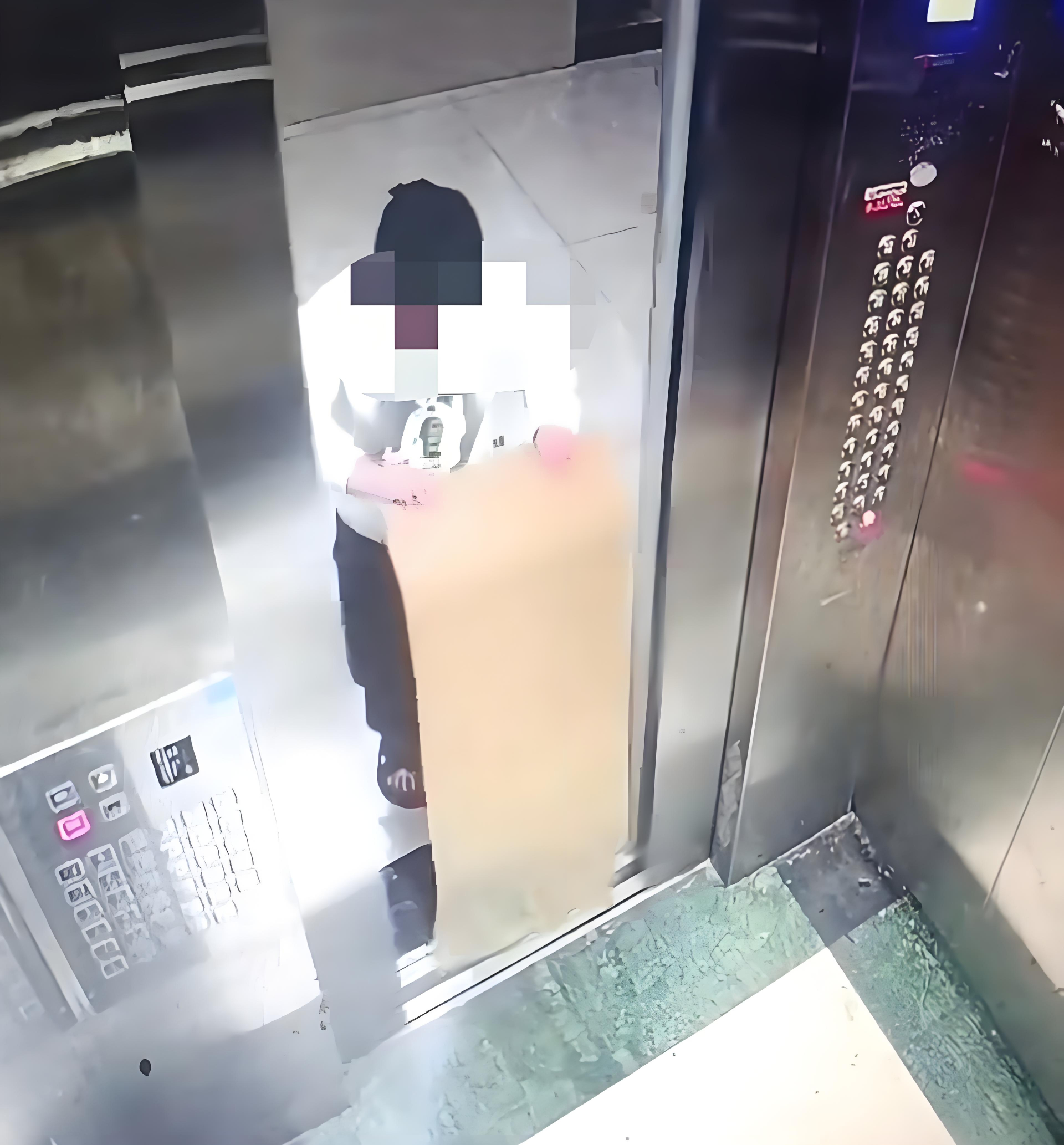 Cậu bé tiến đến gần thang máy với tấm bìa carton dài