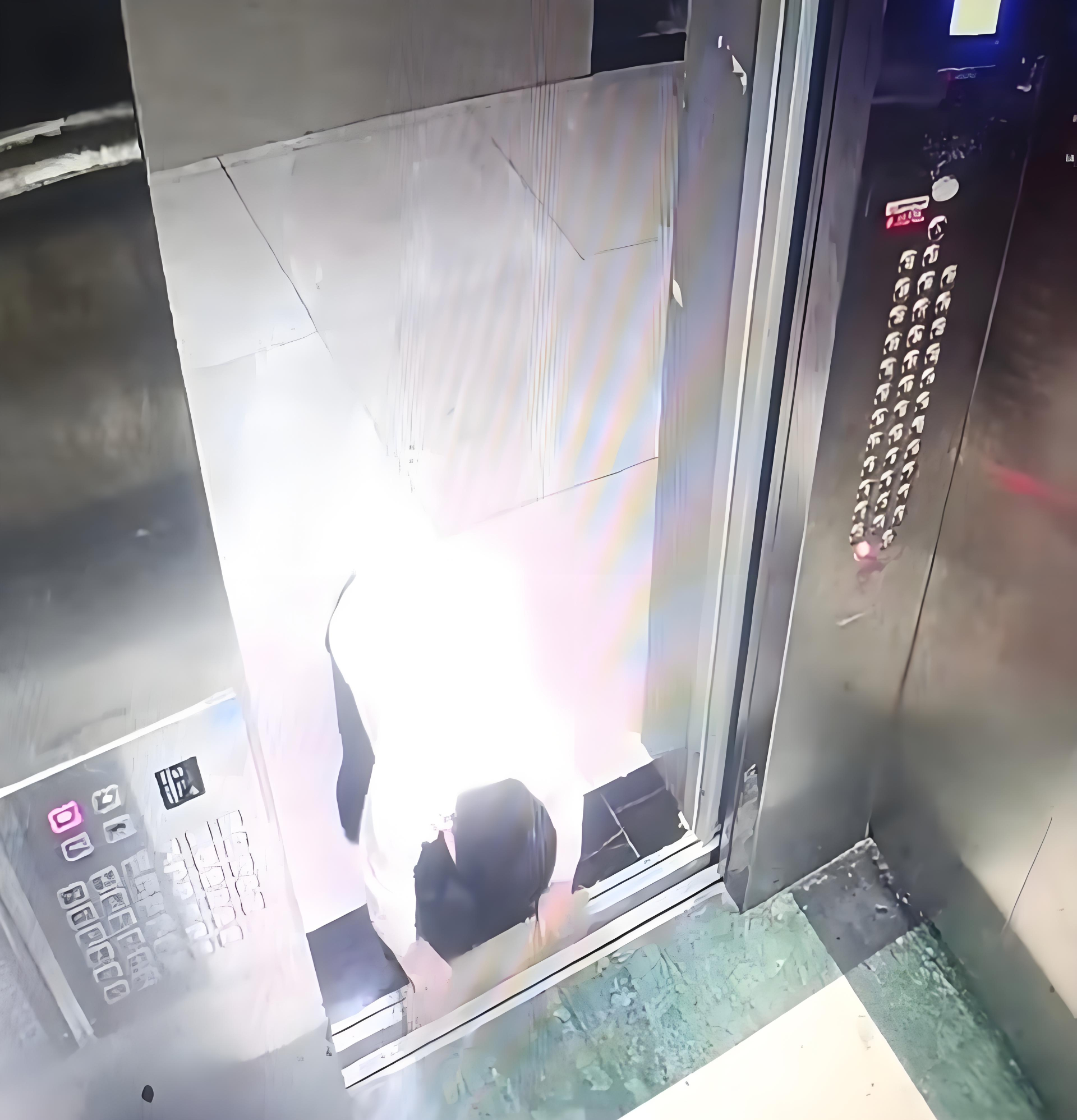 Sau đó, cậu bé tìm cách nhét tấm bìa xuống khe hở ở cửa thang máy