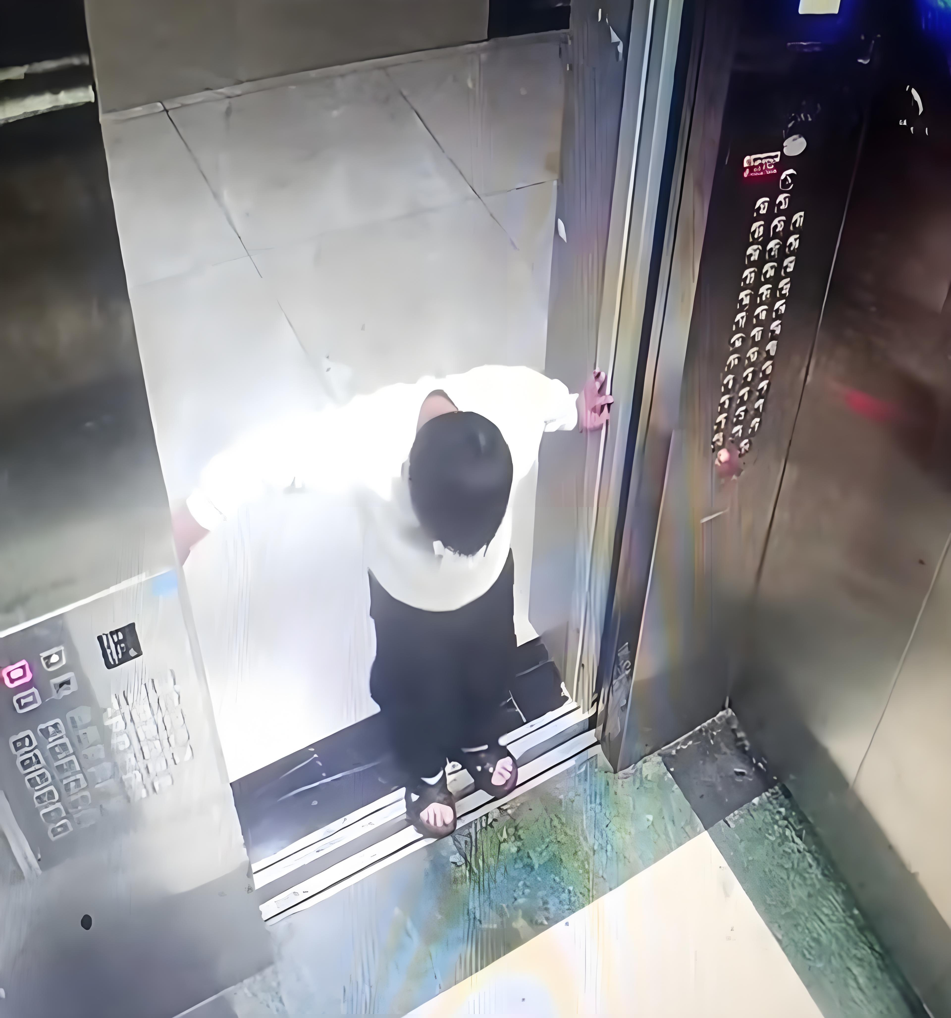 Thậm chí, cậu còn đứng cả lên tấm bìa để ép nó xuống hết