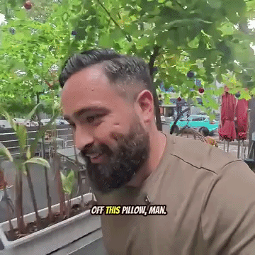 Khách Tây đánh rơi món đồ 500 ngàn giữa đường đứng hình trước cách xử lý của chú bảo vệ Việt Nam