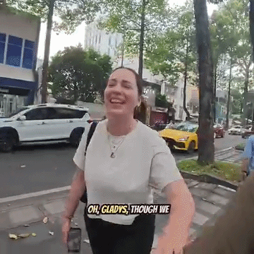 Khách Tây đánh rơi món đồ 500 ngàn giữa đường đứng hình trước cách xử lý của chú bảo vệ Việt Nam