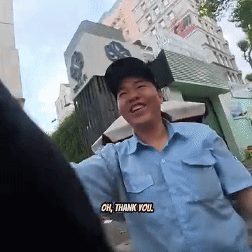 Khách Tây đánh rơi món đồ 500 ngàn giữa đường đứng hình trước cách xử lý của chú bảo vệ Việt Nam