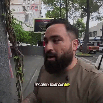 Khách Tây đánh rơi món đồ 500 ngàn giữa đường đứng hình trước cách xử lý của chú bảo vệ Việt Nam