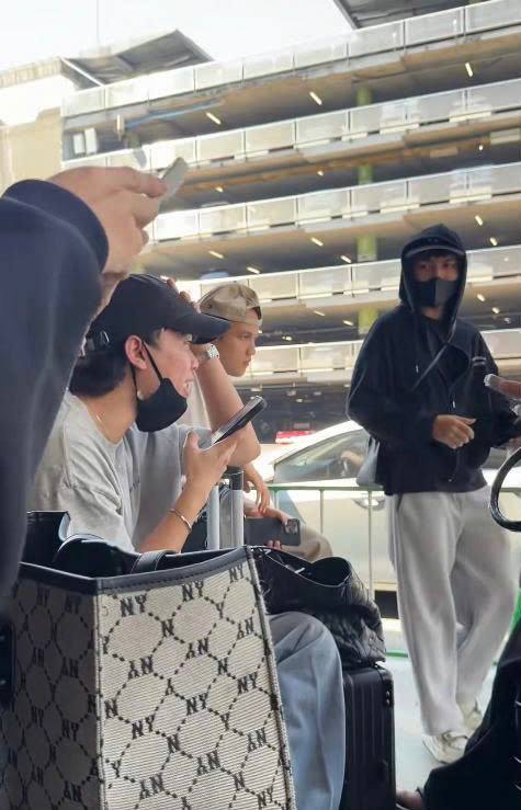 Nhóm bạn của Phạm Thoại tranh cãi với đại lí qua điện thoại giữa sân bay (Ảnh: Chụp màn hình) 