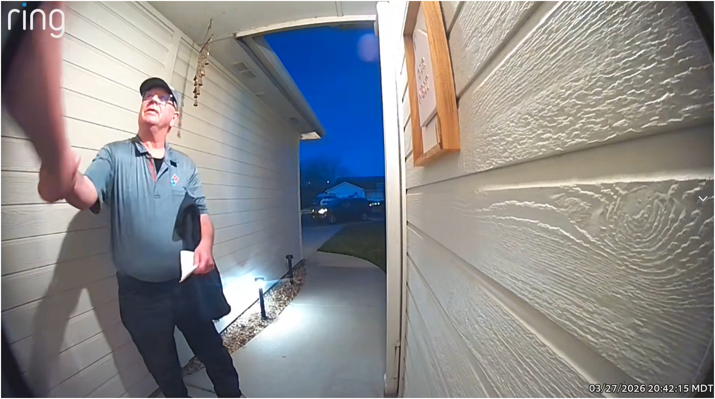 Khi đến giao hàng, người đàn ông cũng nói rõ câu chuyện với khách hàng. Ảnh cut từ clip. 