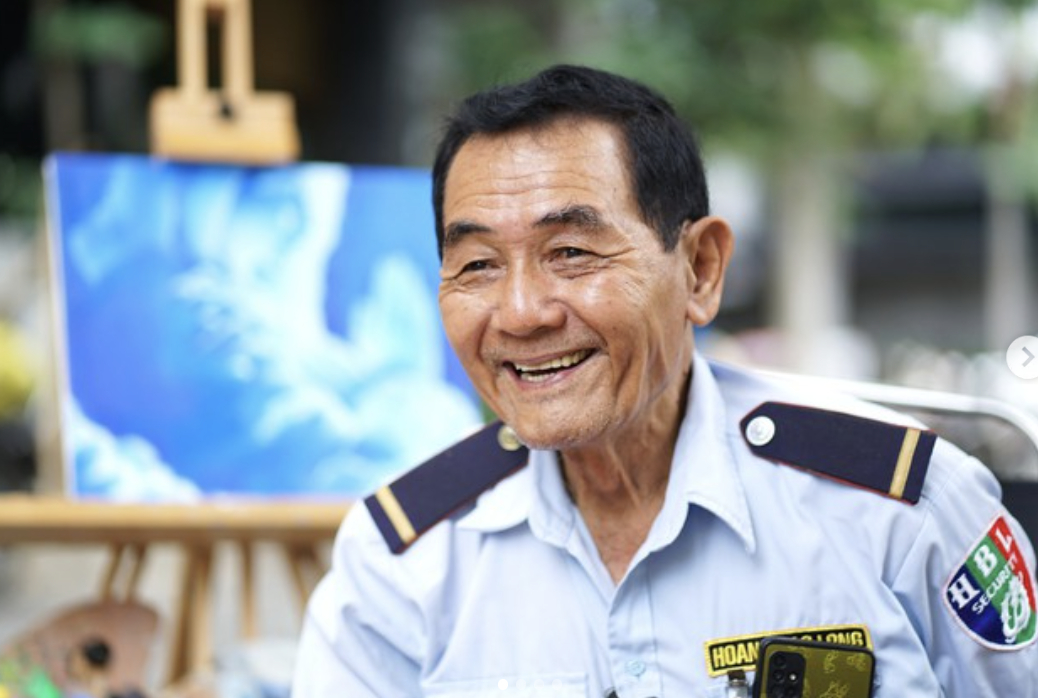 Khách Tây đánh rơi món đồ 500 ngàn giữa đường đứng hình trước cách xử lý của chú bảo vệ Việt Nam