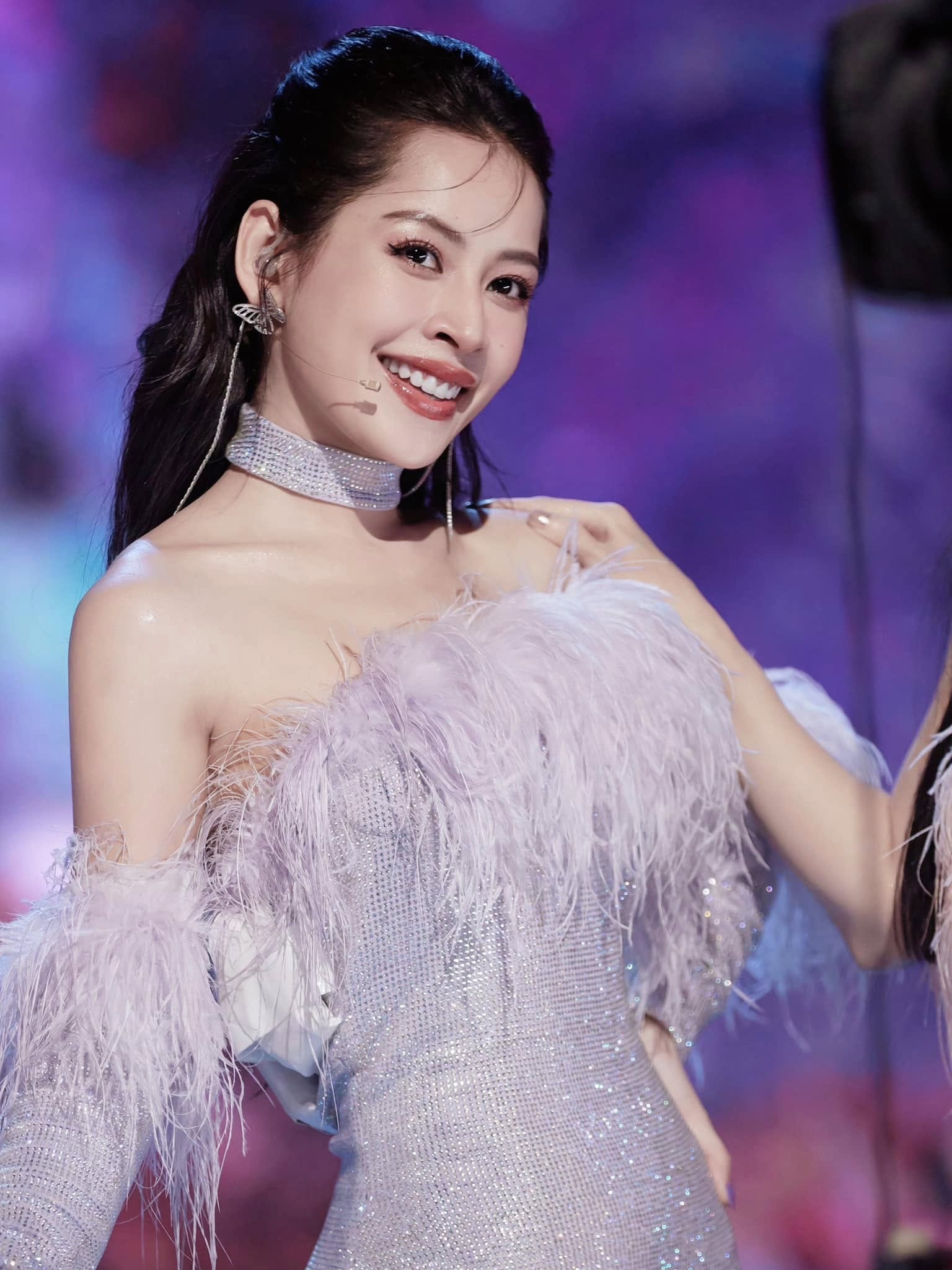 Chi Pu còn góp phần lan tỏa bản hit See Tình của Hoàng Thùy Linh lên sân khấu show Trung Quốc