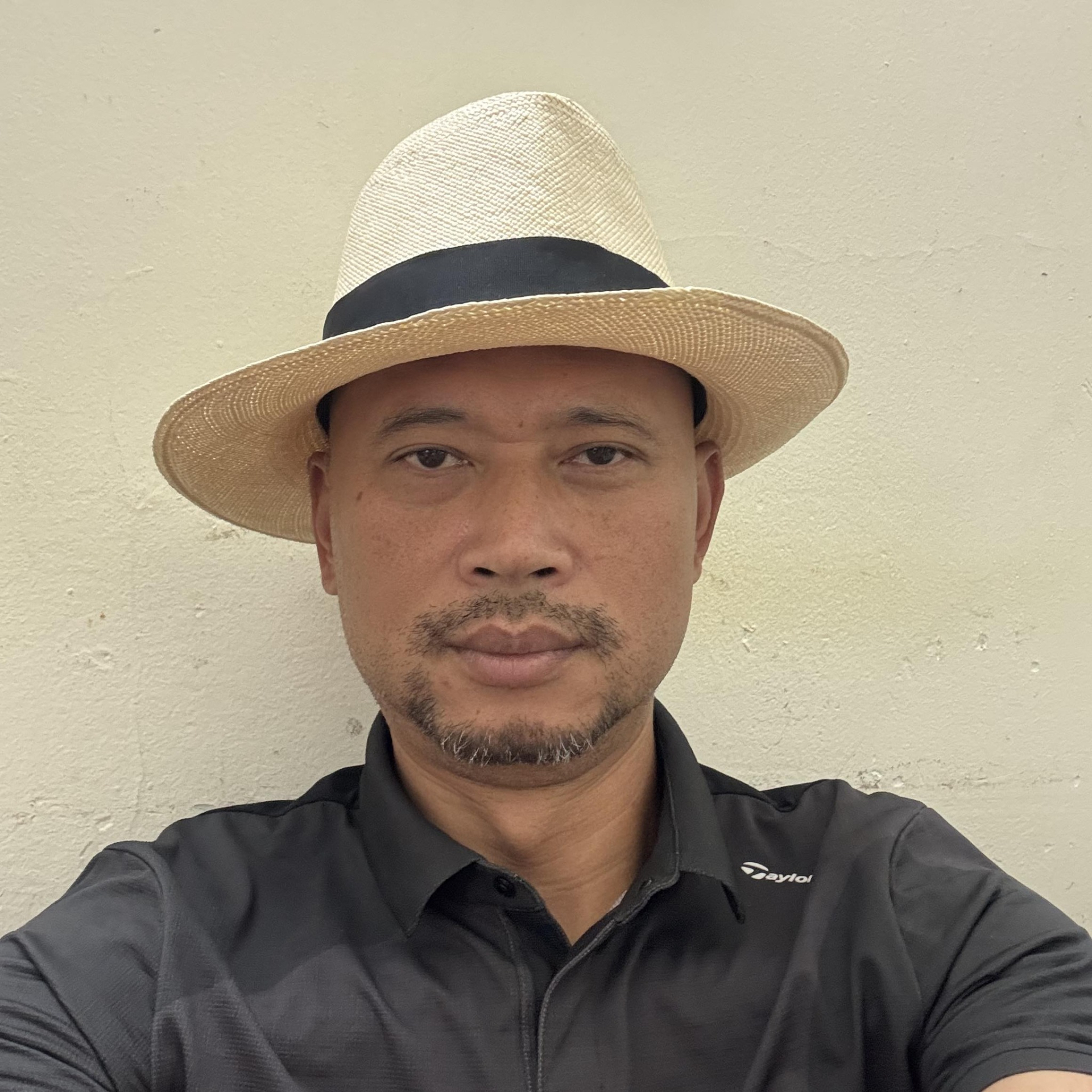 Từng hot những năm 2000, MC VTV “nghỉ hưu non”, sống kín tiếng trong biệt thự phong cách Tây với vợ cùng ngành