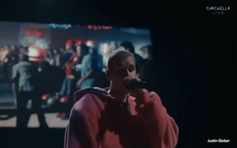 Justin Bieber mở các hit cũ lên hát đè lên video YouTube trong khoảng 20-30 giây