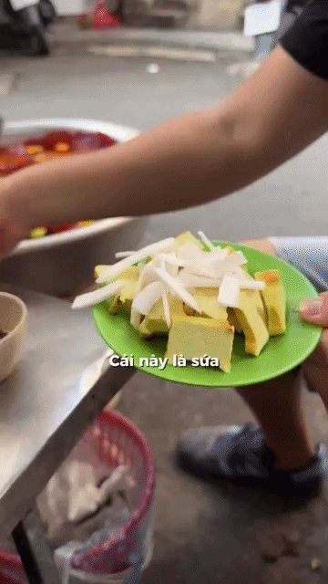 Khách Hàn chi 50.000 xử gọn sứa đỏ mắm tôm và chả rươi khiến dân tình ngả mũ bái phục