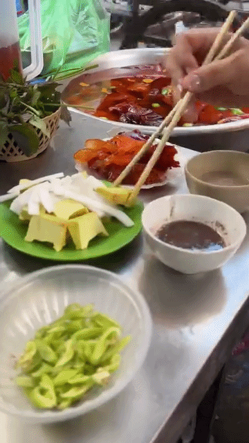 Khách Hàn chi 50.000 xử gọn sứa đỏ mắm tôm và chả rươi khiến dân tình ngả mũ bái phục